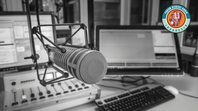 Radio Tidak Mati, Kita Saja yang Terlambat Berubah