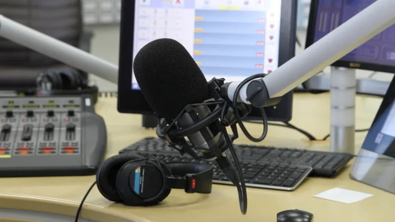 Adaptasi Radio di Era Digital: Peluang Simulcast dan Tantangan Fragmentasi Audiens 2026